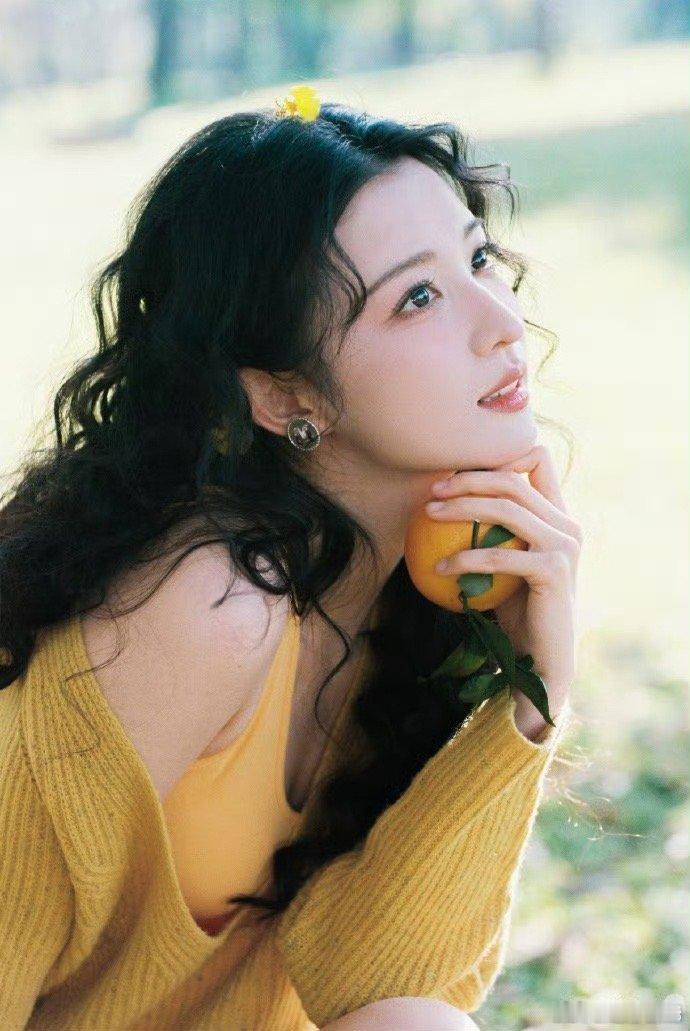 王楚然头像上新了 王楚然的新头像物料好有春日气息！一身明亮的黄色，在绿草和花丛的