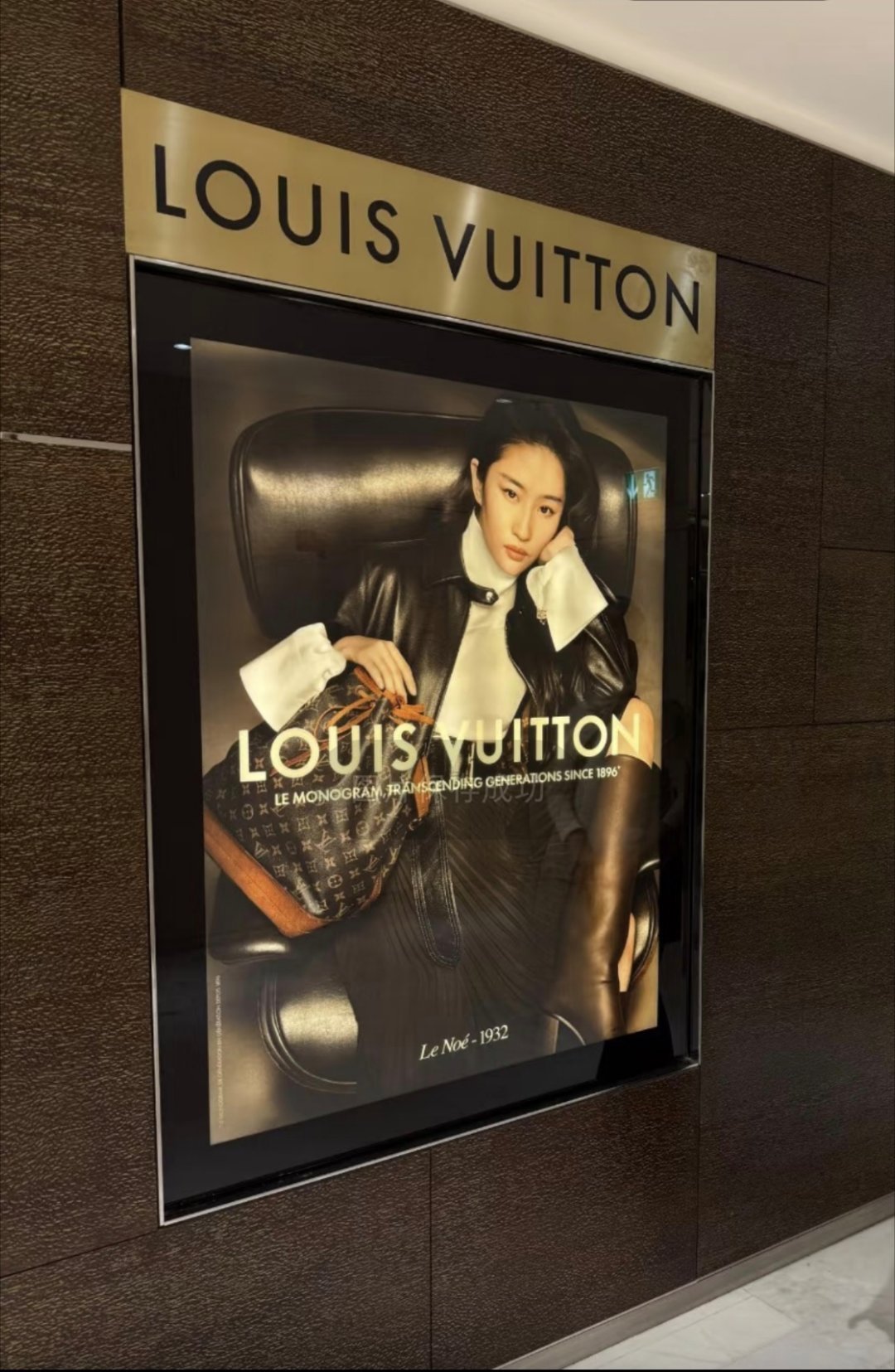 法国巴黎刘亦菲LV地广硬广，是位大学老师偶遇，文案写的是老佛爷购物中心，但是跟法