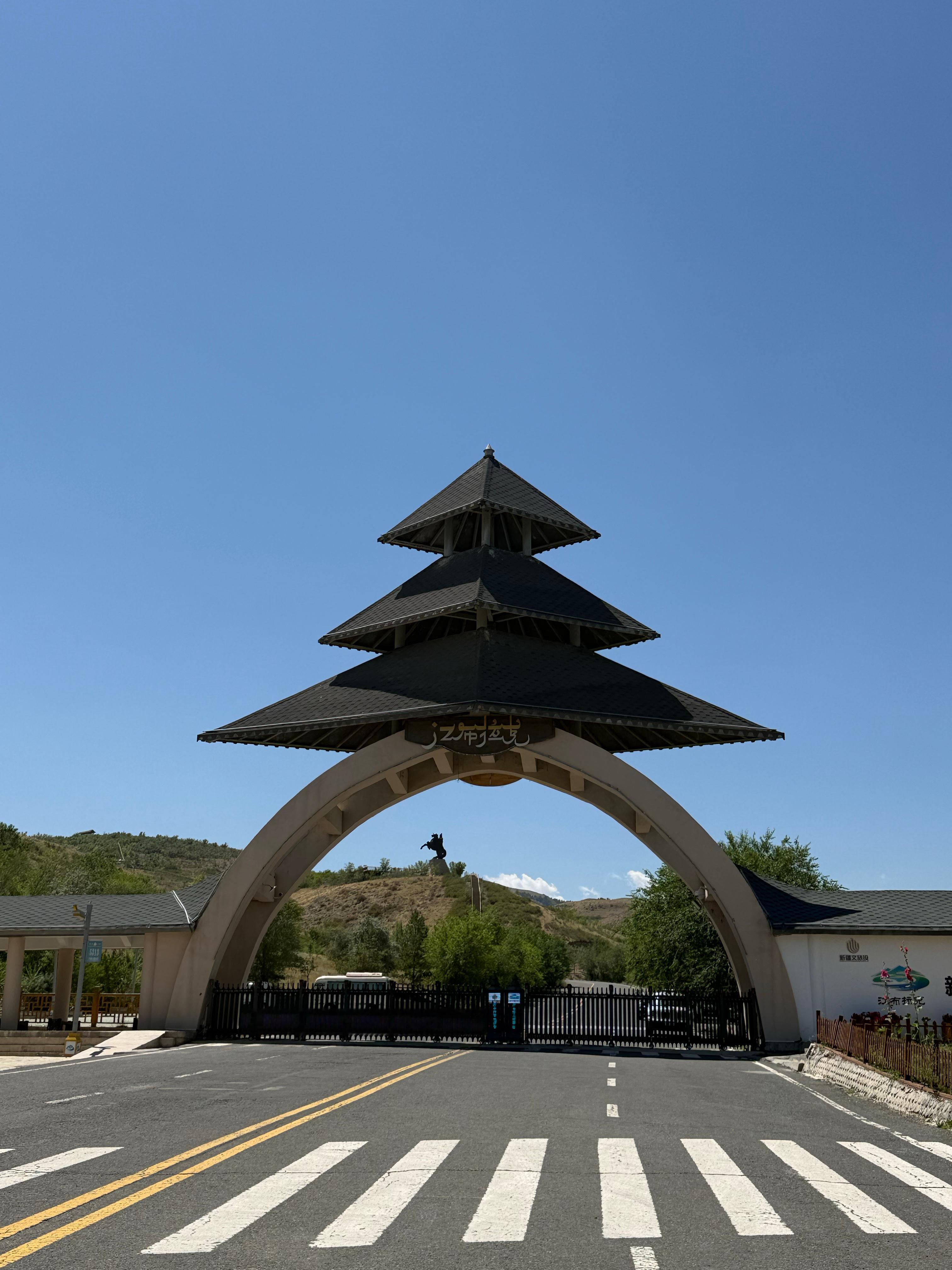 到了江布拉克景区，看到3对夫妻开着休旅车，出来旅游。 和其中一位老姐姐聊了一会儿