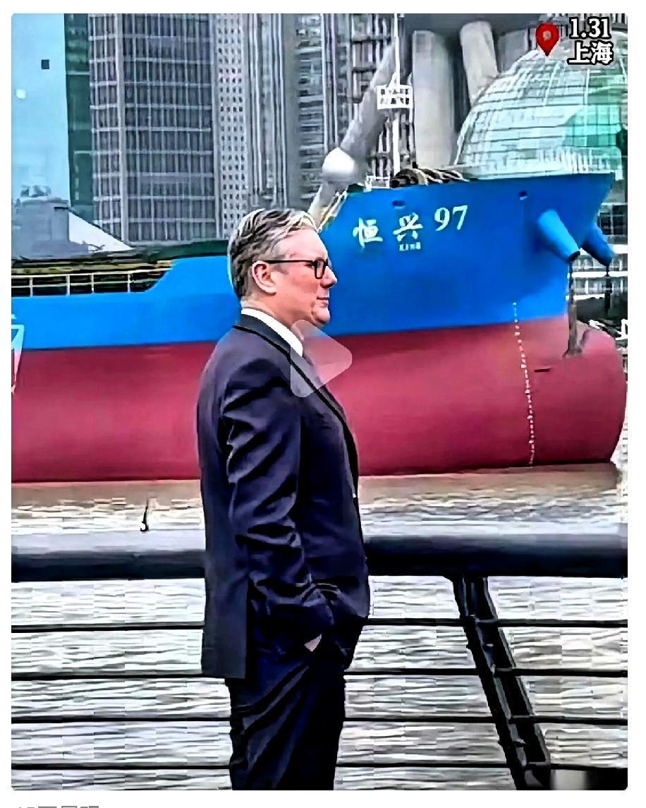 有时候你不得不服，老天爷才是最牛的导演。
英国首相站在上海外滩，望着对岸的陆家嘴