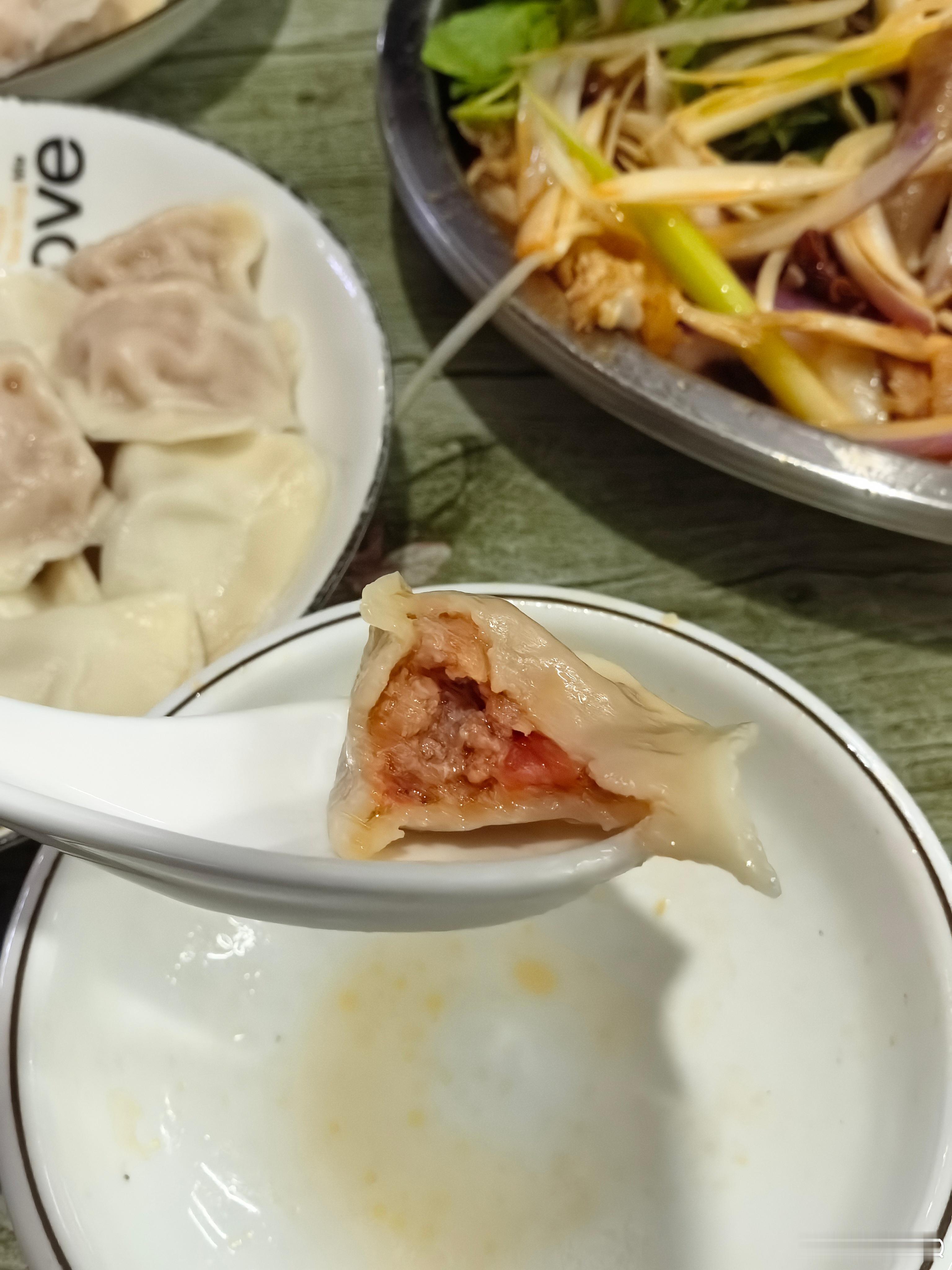 椒麻鸡真好吃，再配上西红柿水饺，一口鸡腿一口洋葱，哇！好撑 ​​​