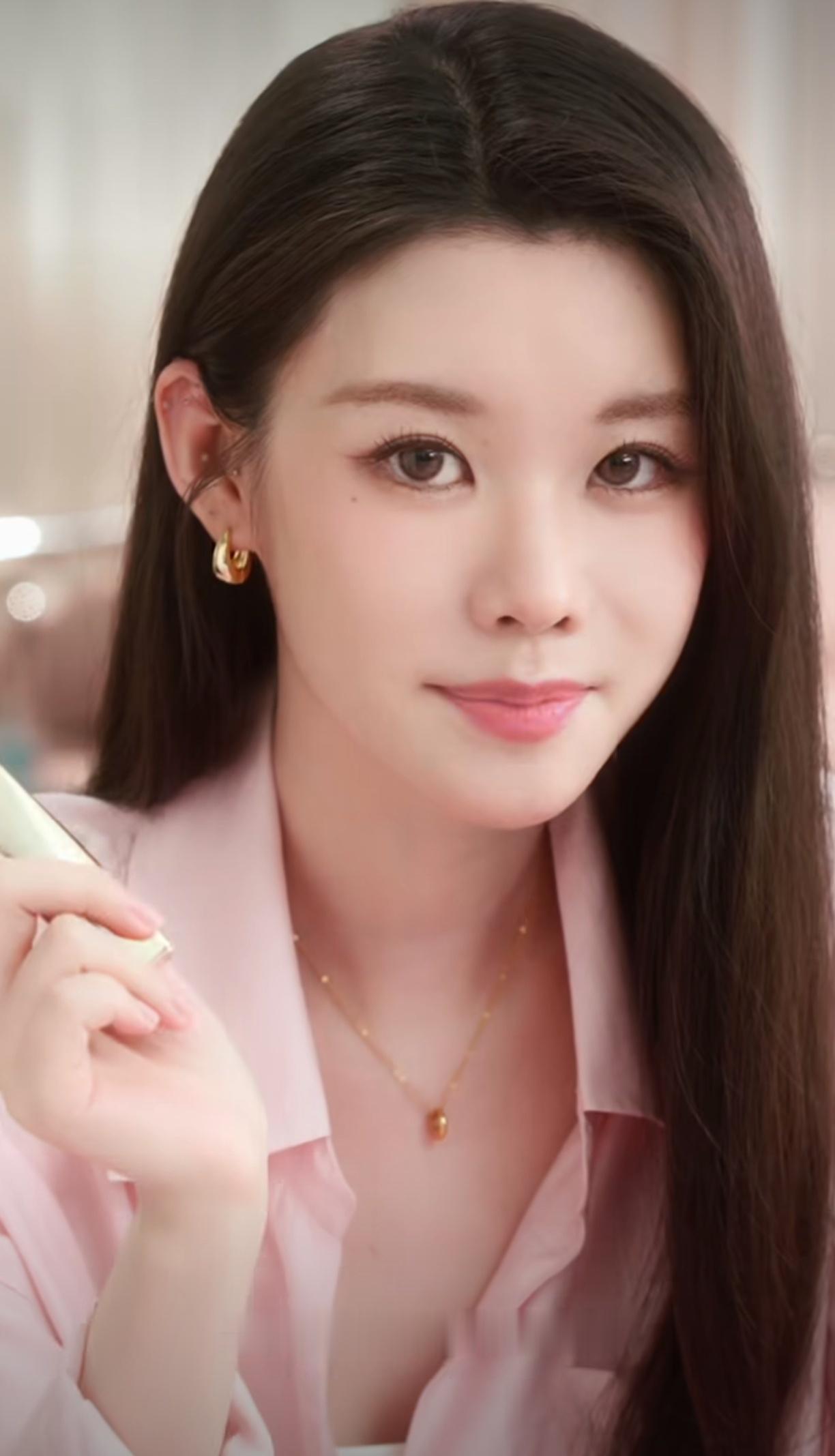 雅诗兰黛丝雾小金管382万雾粉跟着买到的最神的彩妆好物，这个女人实在太能种草了！