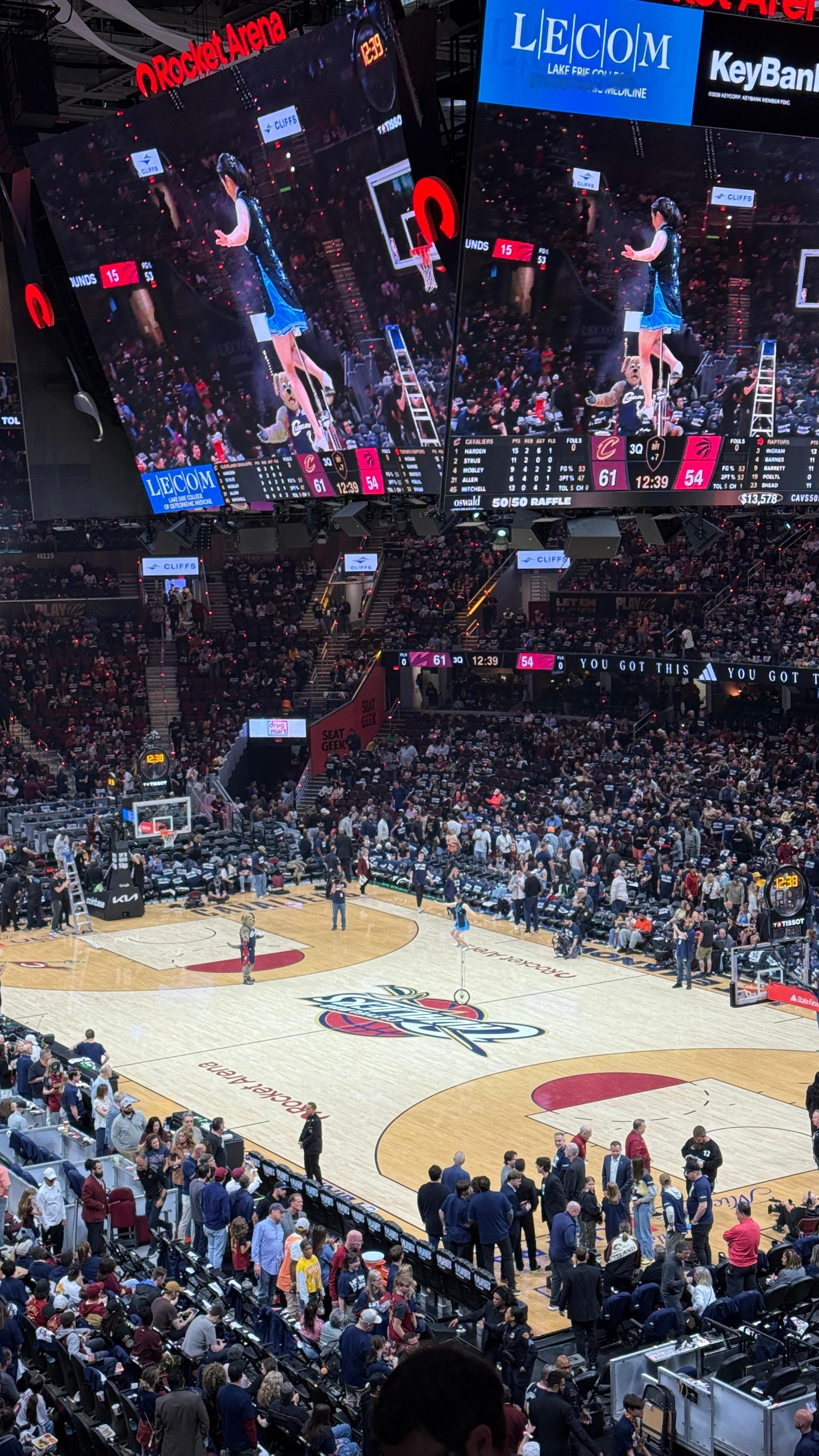 牛大姐来助阵了 如果要说NBA最有名的华人元素，排名如下：姚明、林书豪、红熊猫（