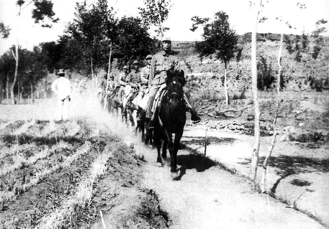 1937年，聂荣臻（前）率领军区机关，从山西五台向河北阜平进发。