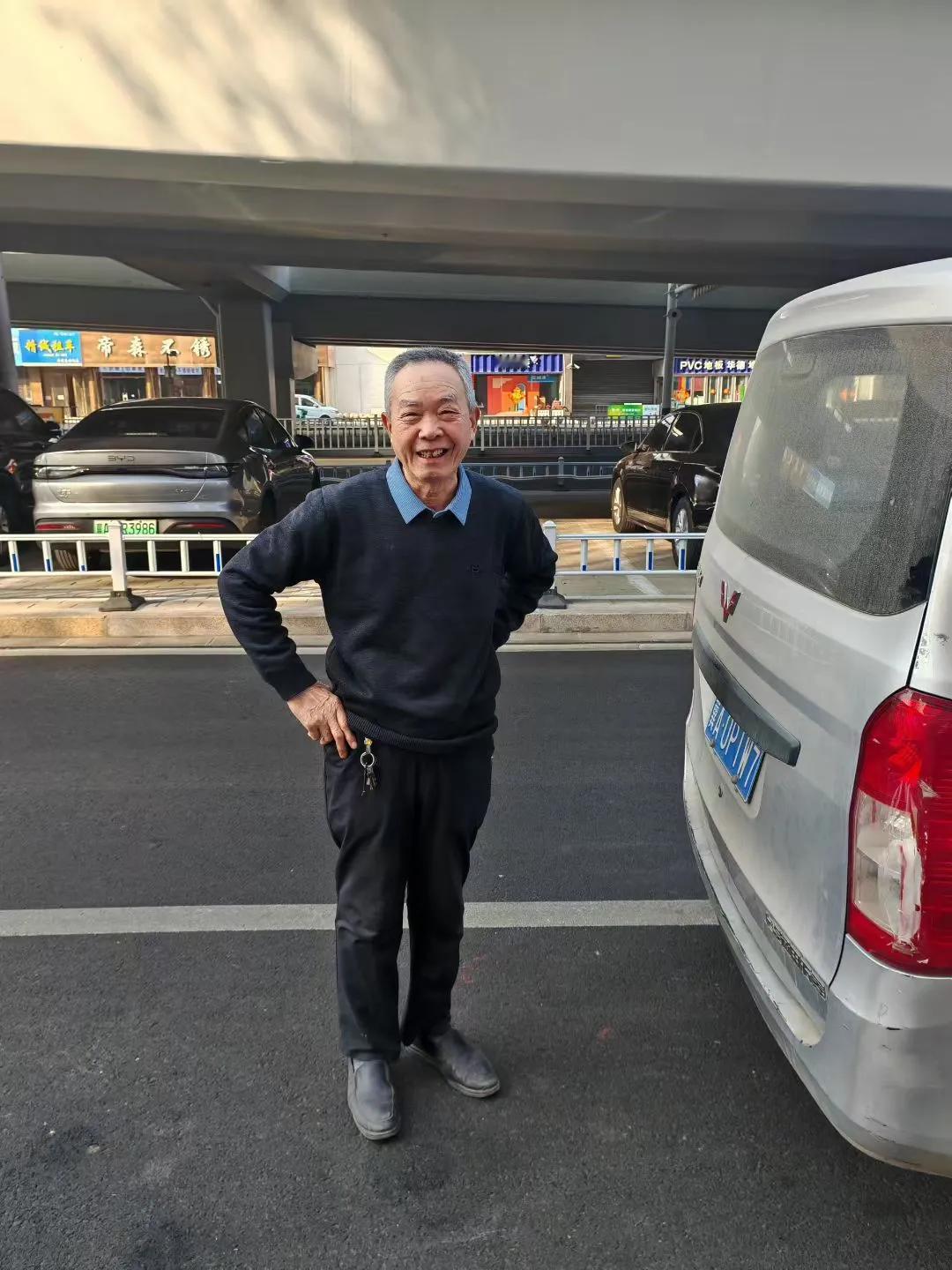 老同学王青山来了。带来几箱宫面。他家的龙宫宫面，物美价廉，超级好吃呢！
（韩联社