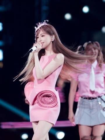 王心凌唱美了我疯了  王心凌北京演唱会加场连开三天，新老歌曲一应俱全，现场简直甜
