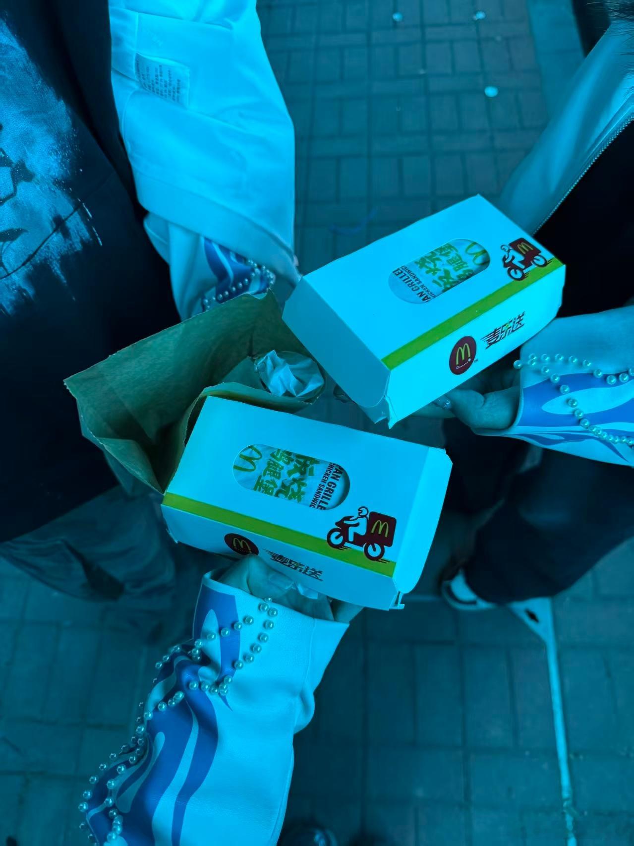 鹭卓饭撒天才来的非粉都会被鹭卓感动到录制现场贴心逆应援，惦记线下粉丝三餐，鹭卓的