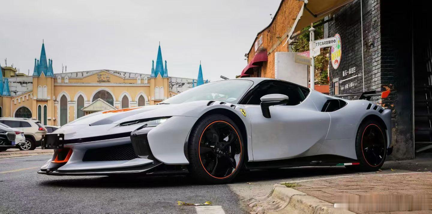 法拉利SF90XX 特殊配色，车主传递、25年10月上牌、小几十km、加急寻伯乐