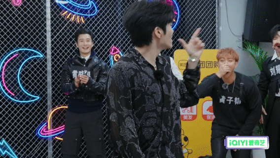 黄子韬看过邵子恒出道舞台感觉也很正常，毕竟韬这一季没少cue邵子恒跳舞，有种舞蹈