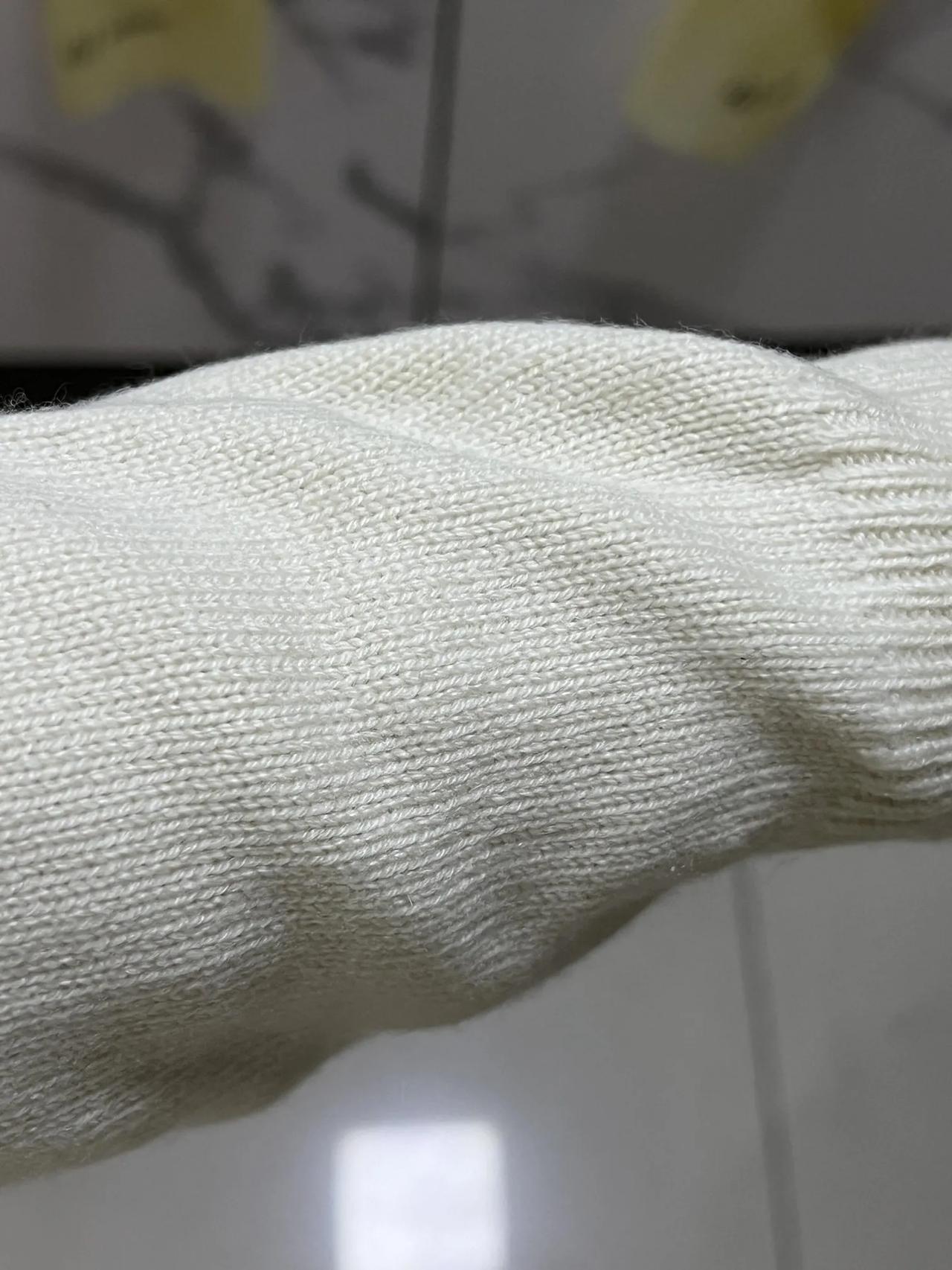 喜欢这种没有毛感的羊绒衫
小绒面的有点像棉线