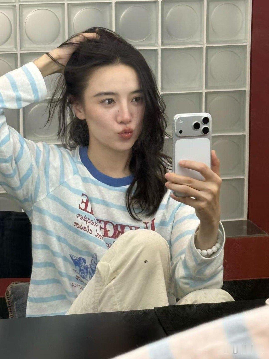 宋佳的中年穿搭太有范了！条纹长袖搭米色长裤，简约休闲还超减龄，随性自在的氛围感拉