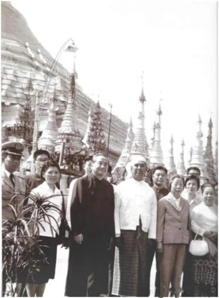 1977年2月，外交部副部长韩念龙同志（左三）陪同时任人大常委会副委员长邓颖超同