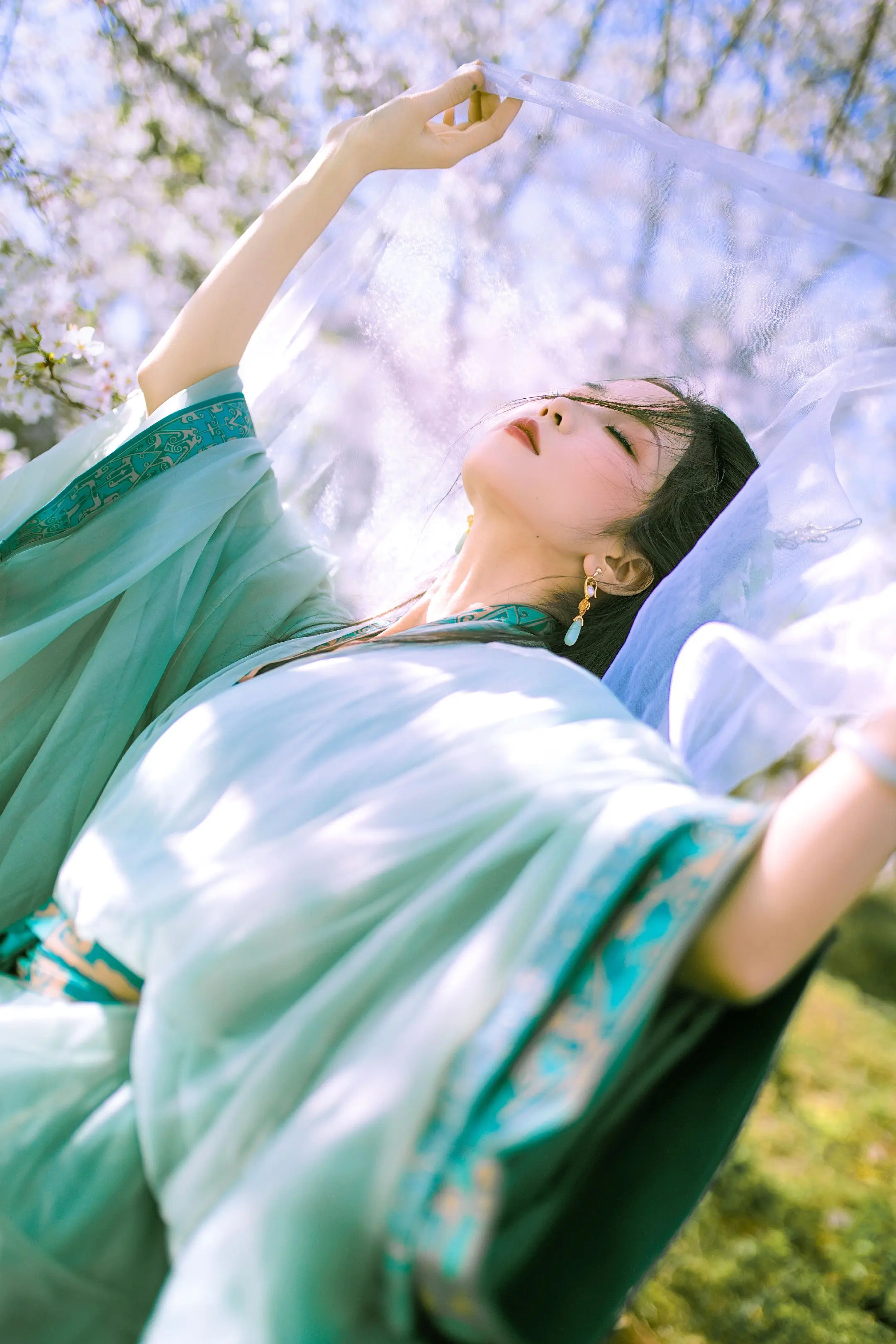 “柳下闻瑶琴，起舞和一曲。”