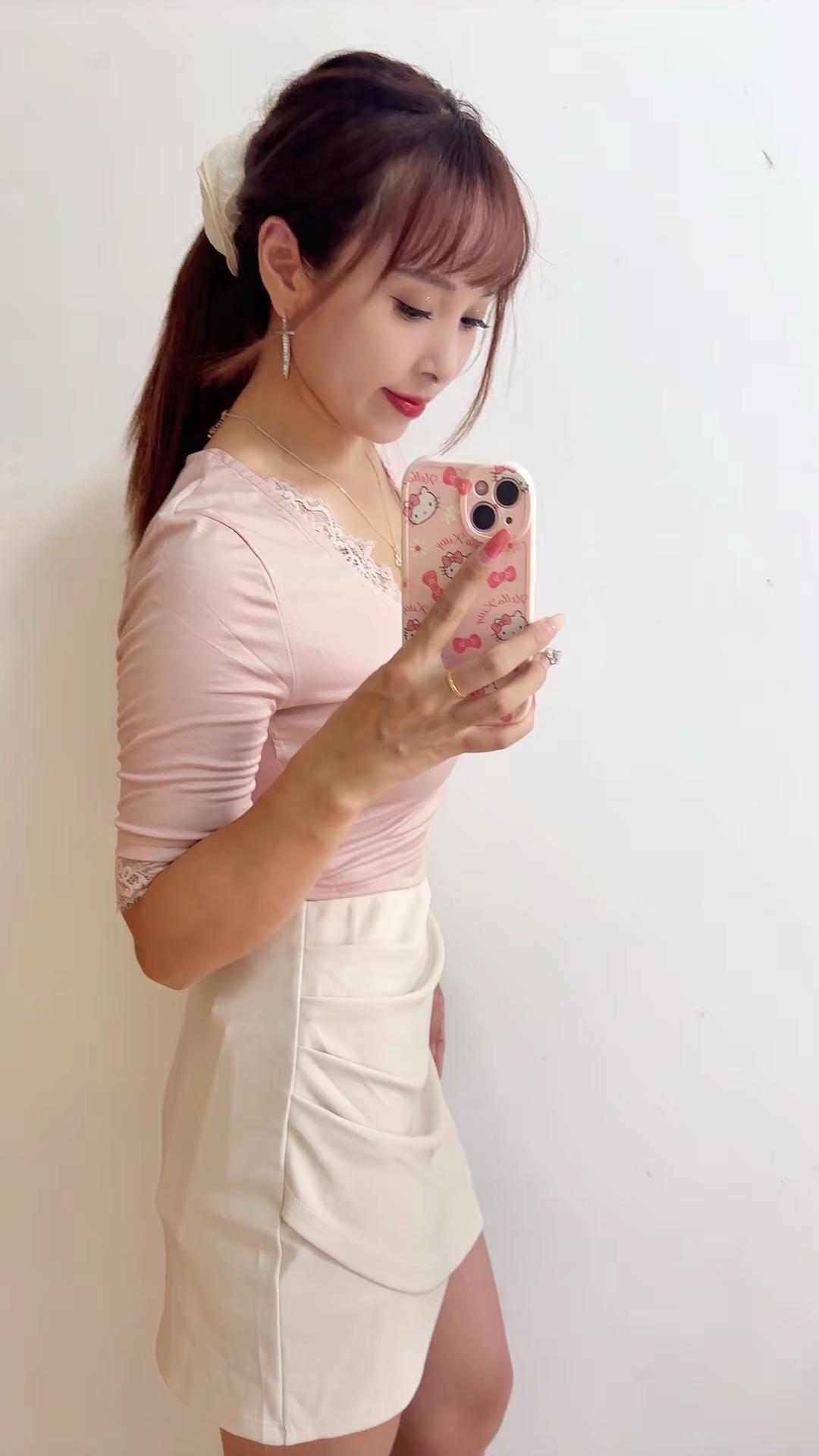 如果我的婚姻美满，经济允许，我只想做个普通的家庭主妇，把家收拾好，把孩子照顾好，
