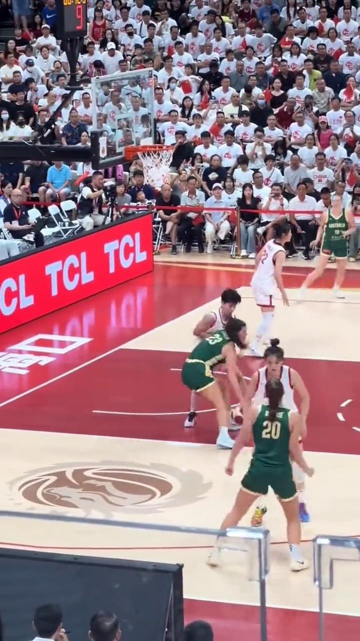 女蓝盖帽超帅瞬间。
美国小鲨鱼挑战刘禹彤，结果被刘禹彤盖帽。李梦追身大帽，杨力维