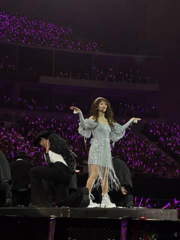 谢娜演唱会的发言谢娜演唱会观众发声 娜姐总能用歌声和幽默打动大家的心，无论是搞笑