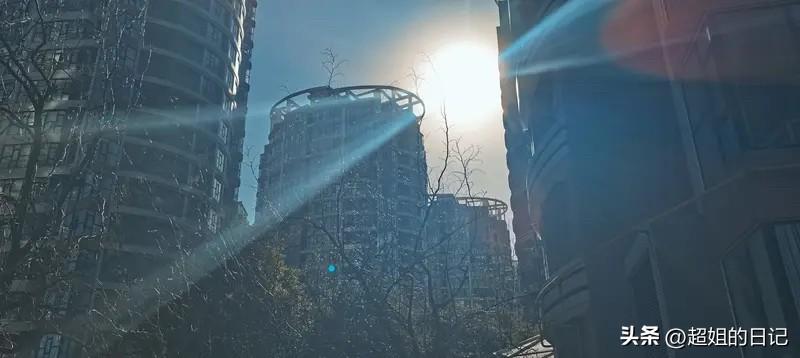 开心快的每一天，从早晨的第一缕阳光开始，跑步，健身，做一个正能量满满地老太太。生