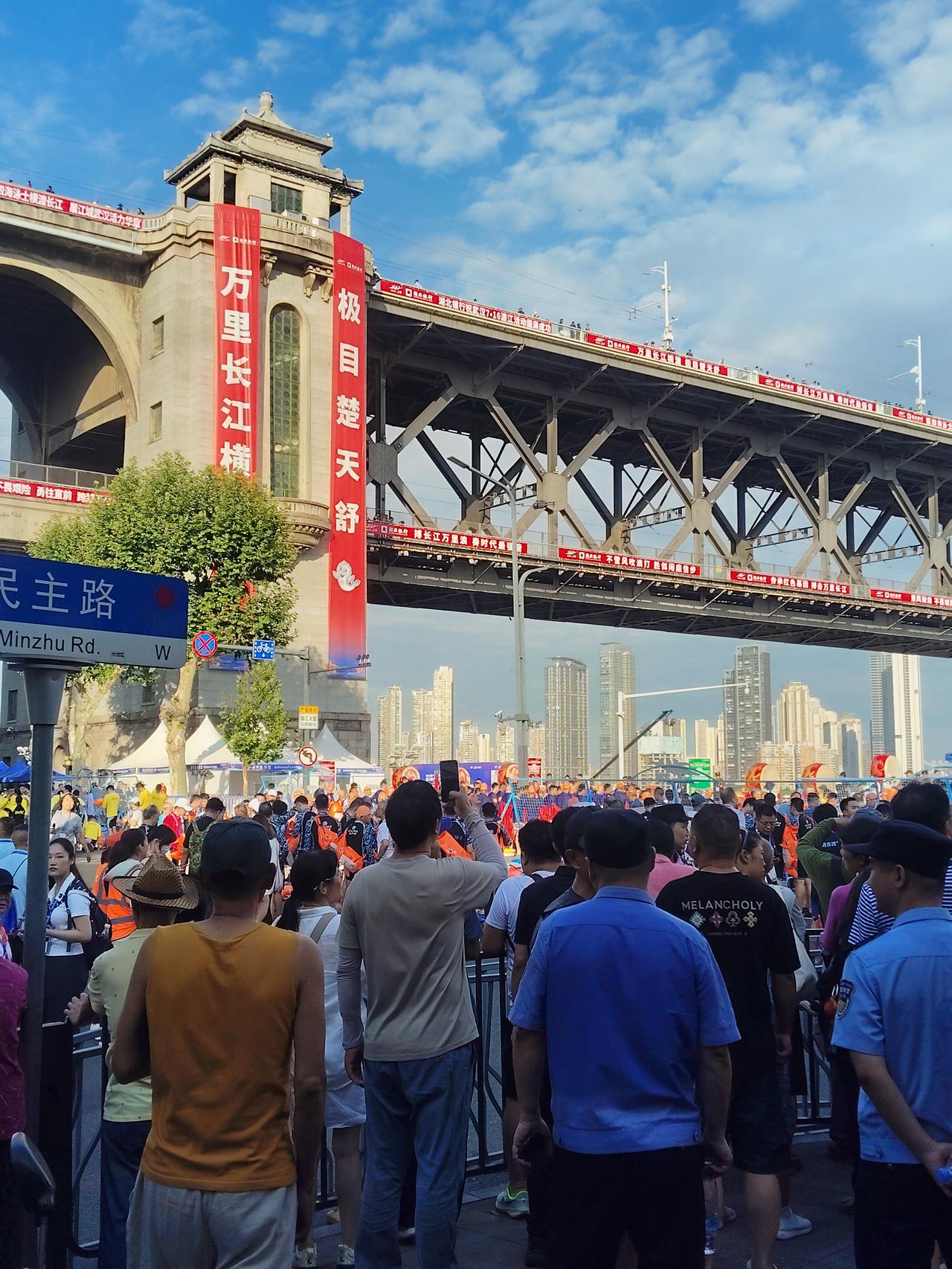 今天是7月16日，是毛主席在武汉横渡长江的纪念日。早上7点不到，在武昌大桥下的汉