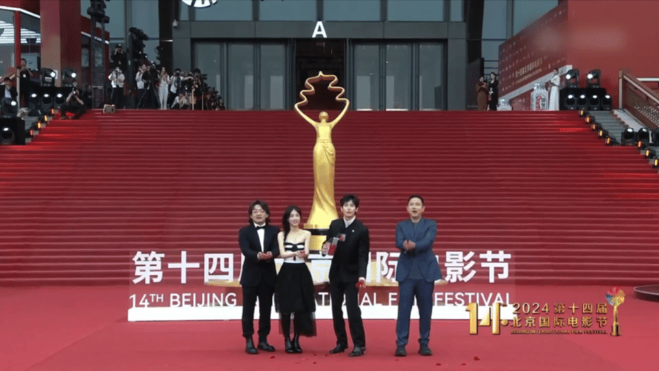 #胡先煦张子枫红毯上撒玫瑰# 北影节真是太懂我们想看什么了！合体出席第十四届#北
