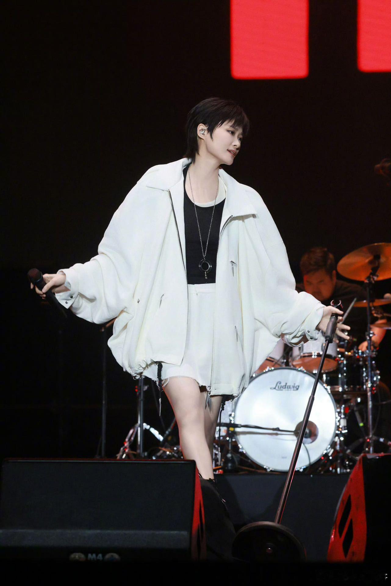 李宇春巡演官宣 李宇春「皇后与梦想」巡演来袭！海报上的笑脸复刻经典，眼神里是时光