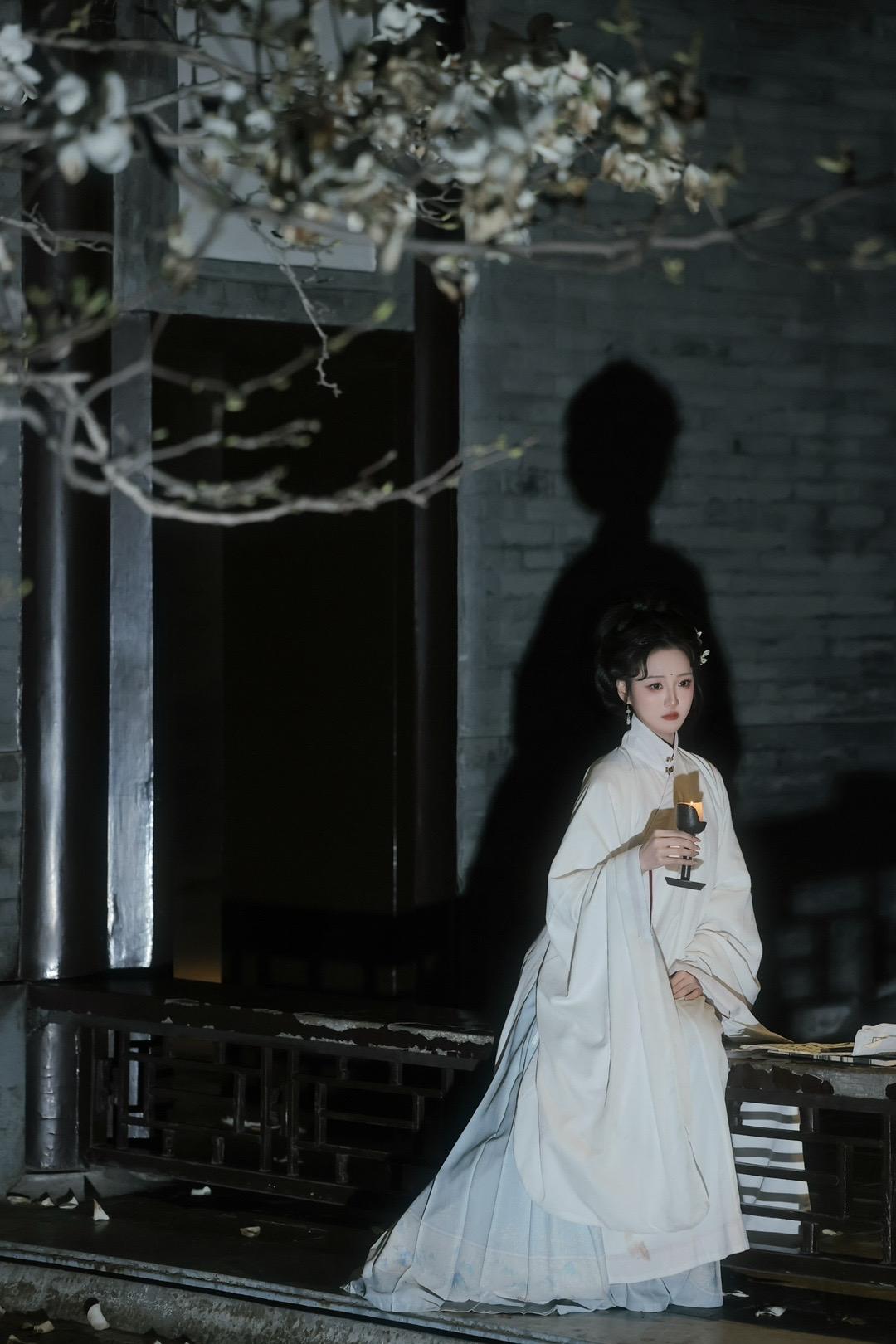 贵女 | 白衣缟素。嘟嘟那张图好神～仿拍一下 摄/后：我