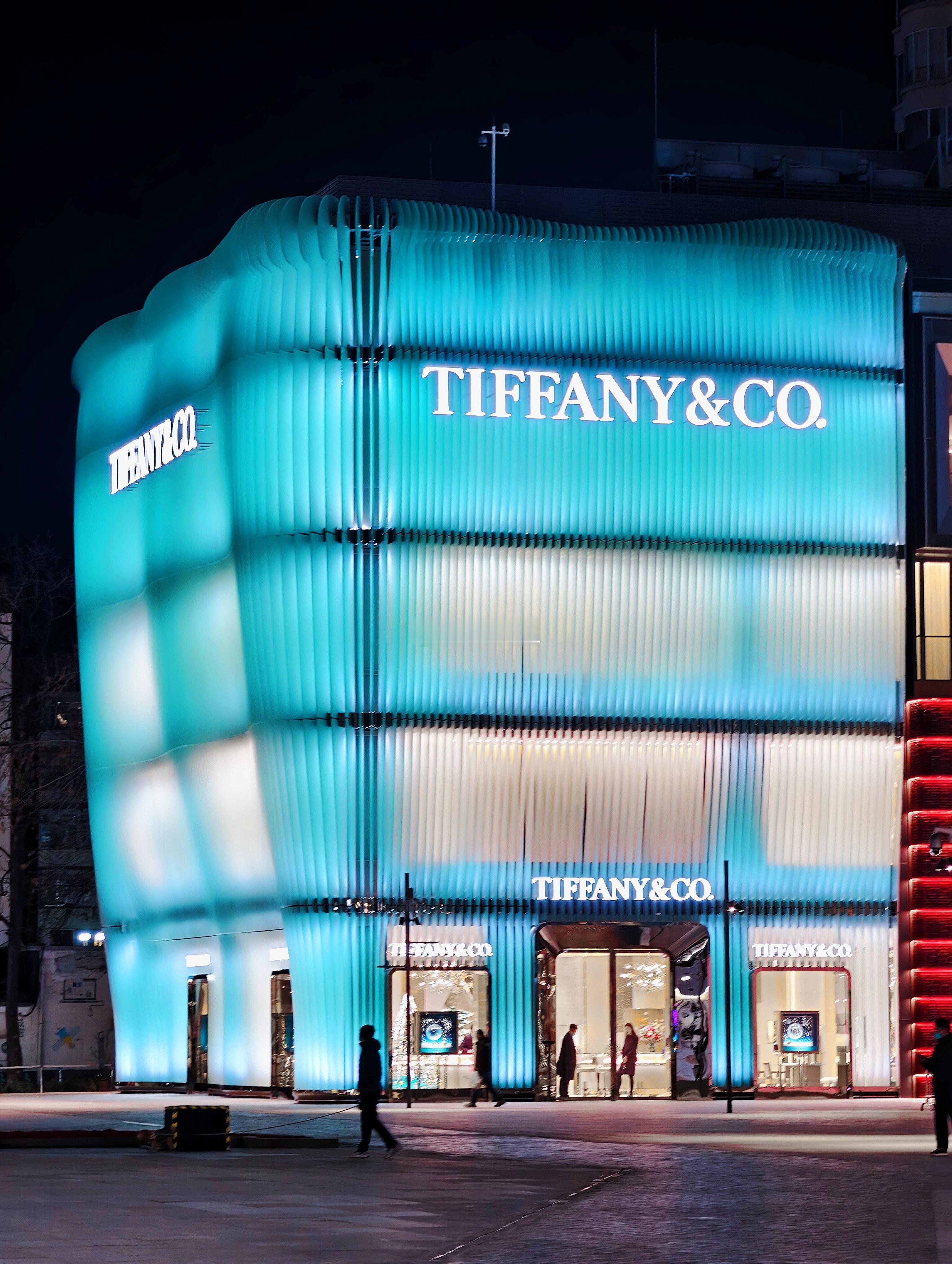 三里屯北区「演绎奢牌美学的终极表达」。五层通高落地窗既展现内部空间，又让建筑在不