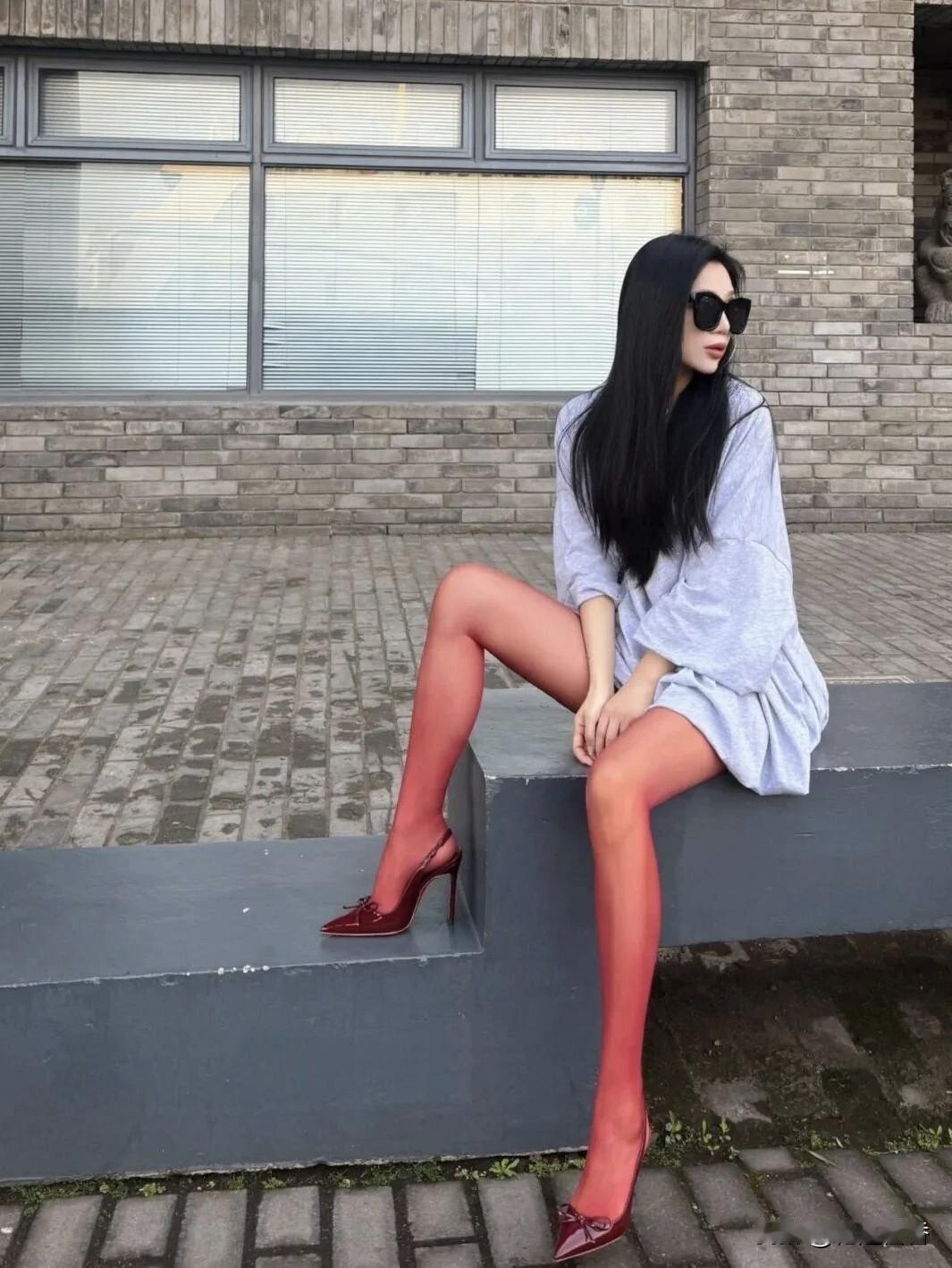 如此红艳的穿搭，回头率能达到多少？