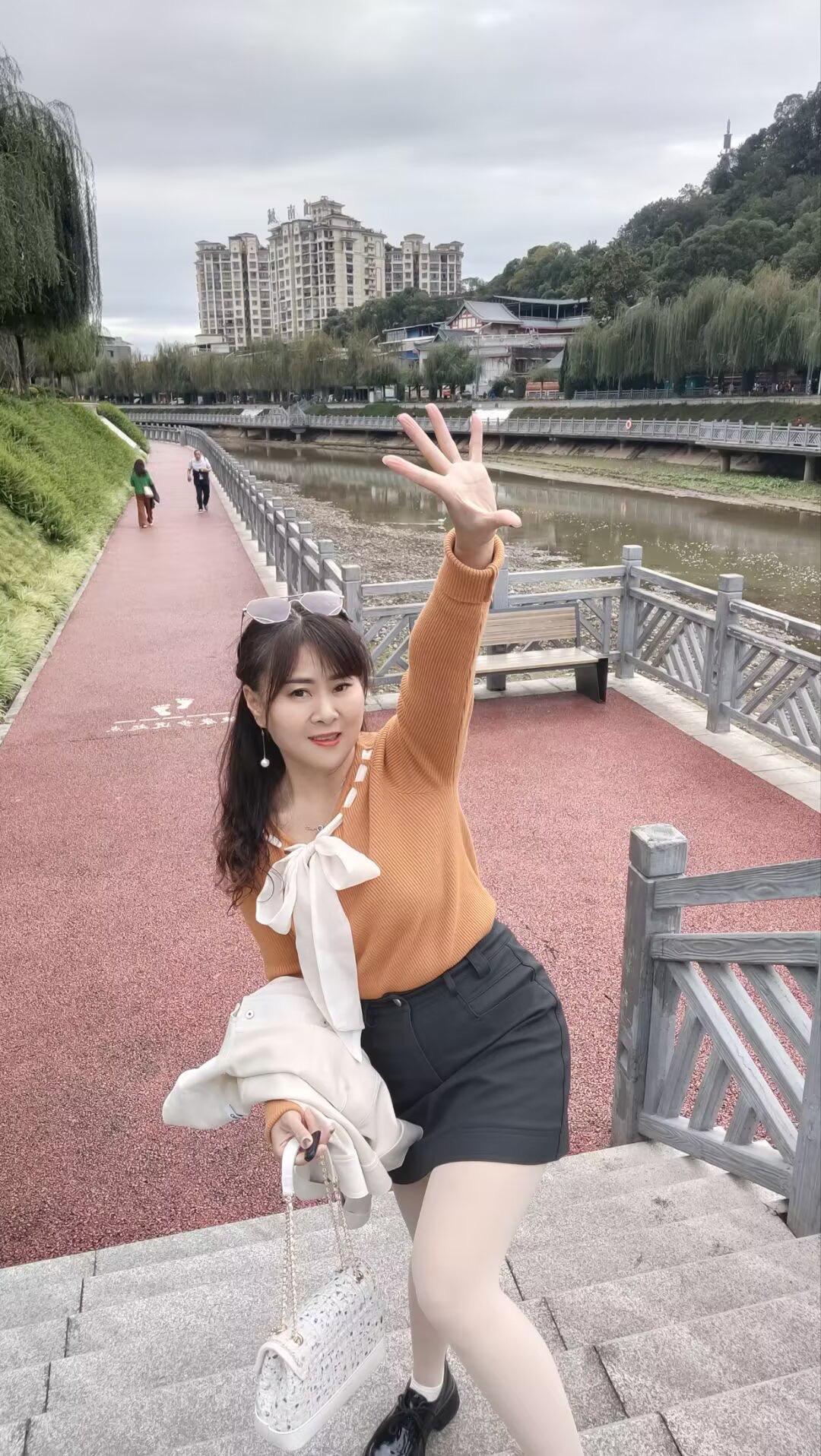 秋已尽，冬又来，接下来的日子会越来越冷，衣服要穿暖，喝水要喝热一点，对自己好一点