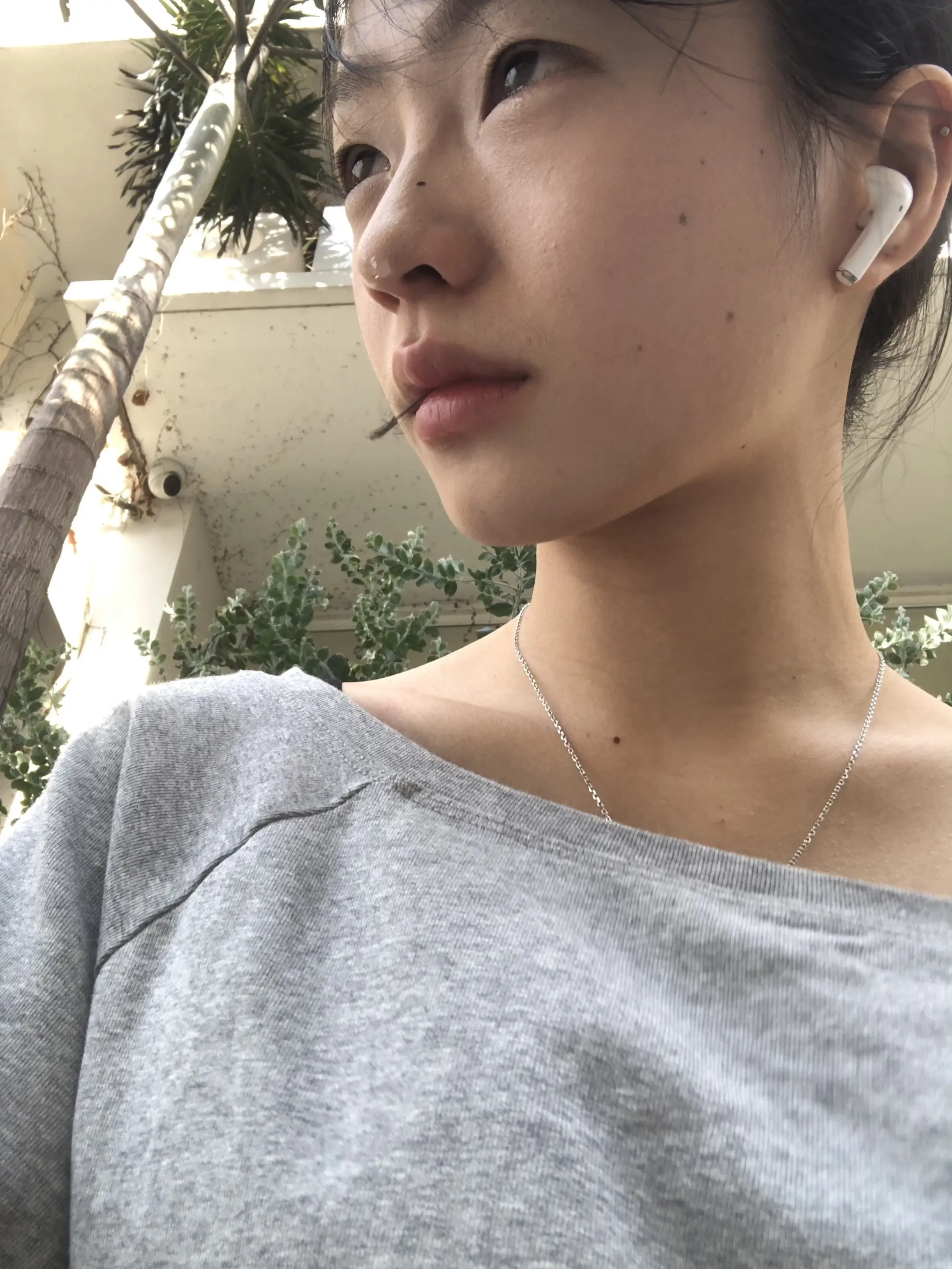 我们爱上的每簇品质，本就是人性暗流中闪烁的碎金，也必然裹挟着沙硕淤泥。