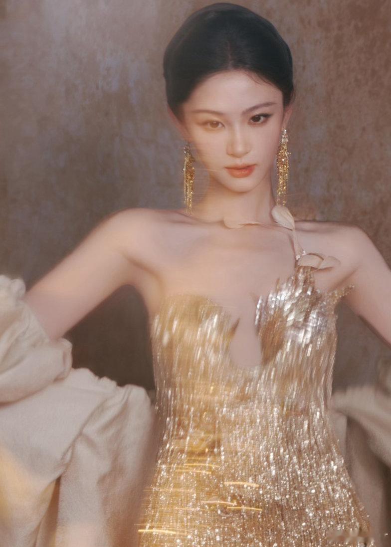 赵晴时装周造型赵晴的气质时装周时尚氛围感拉满，赵晴造型惊艳亮相。时装设计感十足，