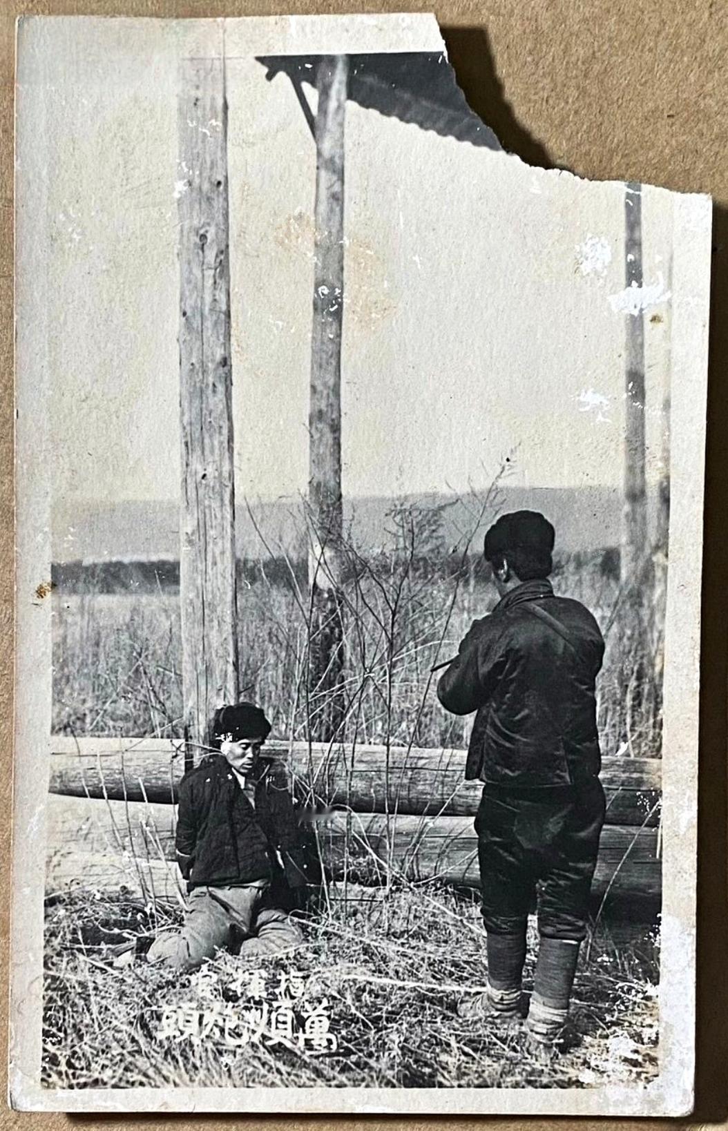 这是一张被撕烂的明信片，却真实记录了一位英雄的落幕时光。明信片的左下边用文字写着