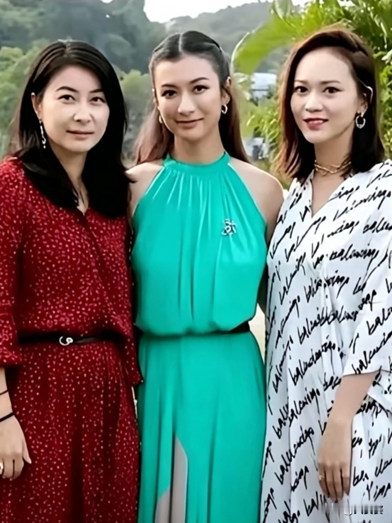 霍家三位儿媳同框，三种不一样的气质。郭晶晶一身朴素却气场最强，自带荣光。剩下两位