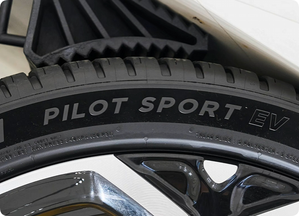 如果你买 Su7 ，千万别选米其林这个静音胎，之前极氪007用的就是它，容易打滑