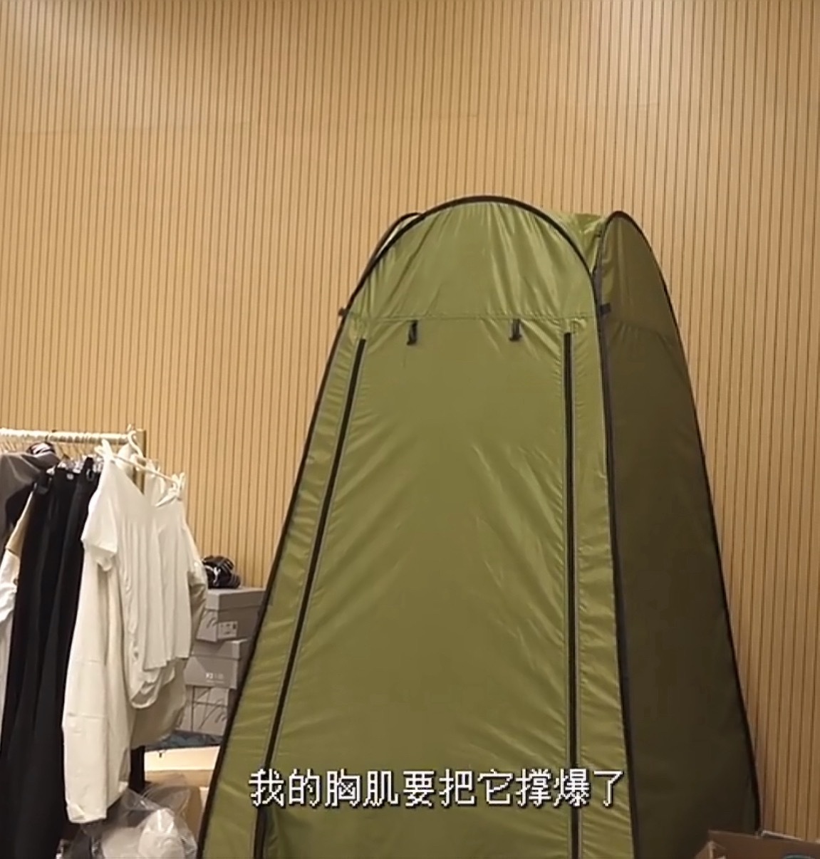 我一打开vlog他就说自己胸肌要把黑衬衫撑爆了 