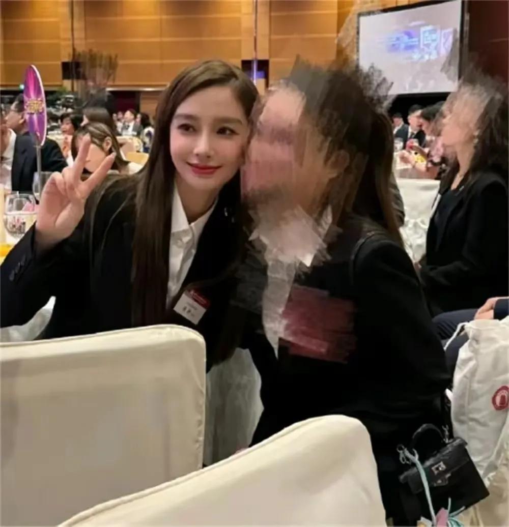 杨颖笑与不笑，美丽动人就摆在那里。