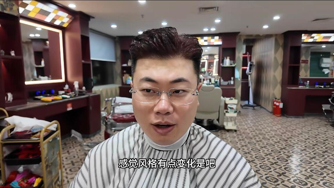 把头发梳成坏人模样吗[泪奔][泪奔] ​​​