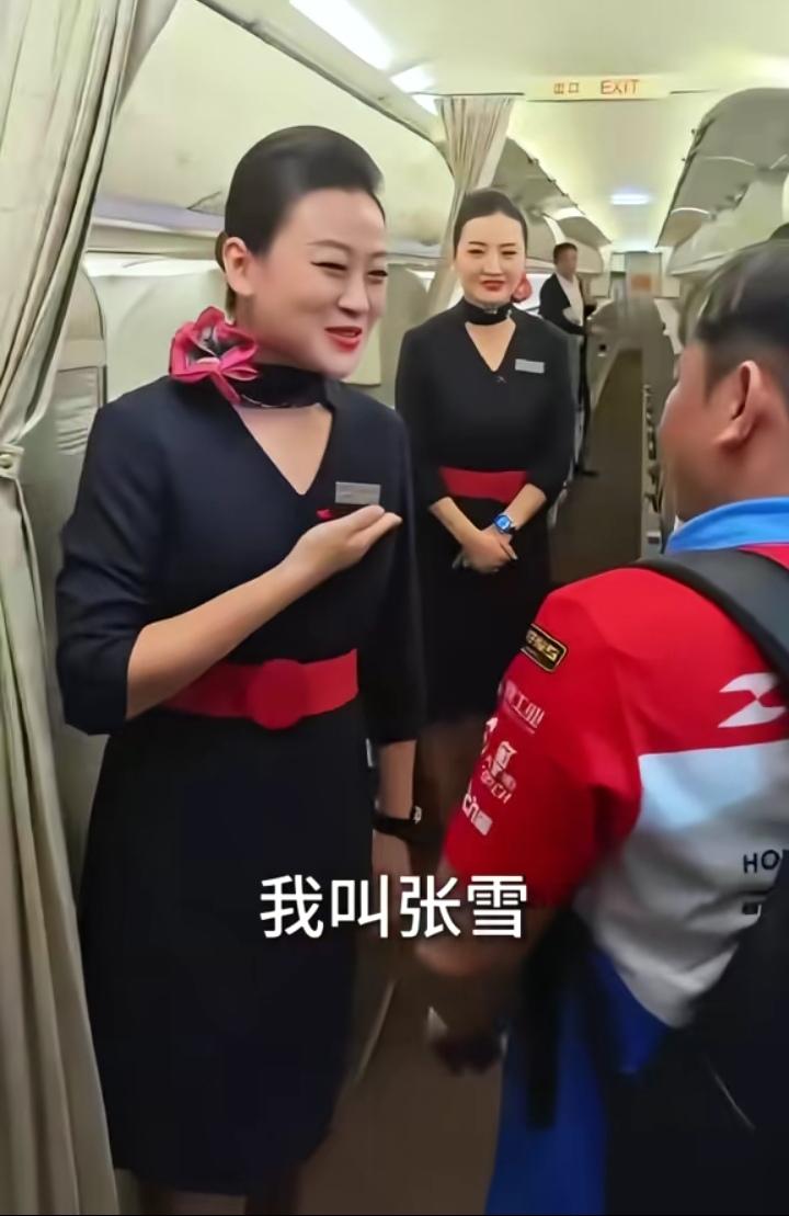 一个张雪，劝另一个张雪买张雪，还答应给她“打骨折”。这绕口令一样的场面，发生在张