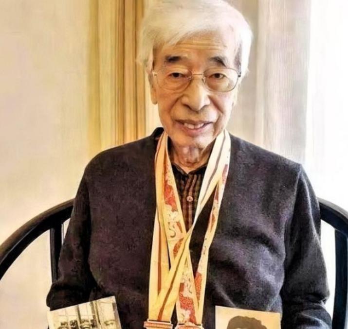 1948年，一个日本人砂原惠，改名换姓叫张荣清，冒充中国人混进解放军。辽沈战役屡