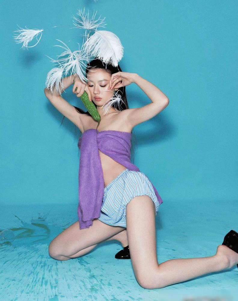 单依纯把毛衣袖子剪了当抹胸穿。配条像儿童拉拉裤的裤子。这身“解构主义穿搭”直接炸