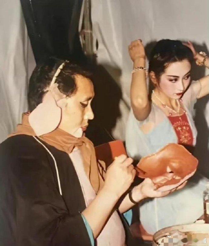 以前的演员都是自己化妆的，哪有什么化妆师 ​​​