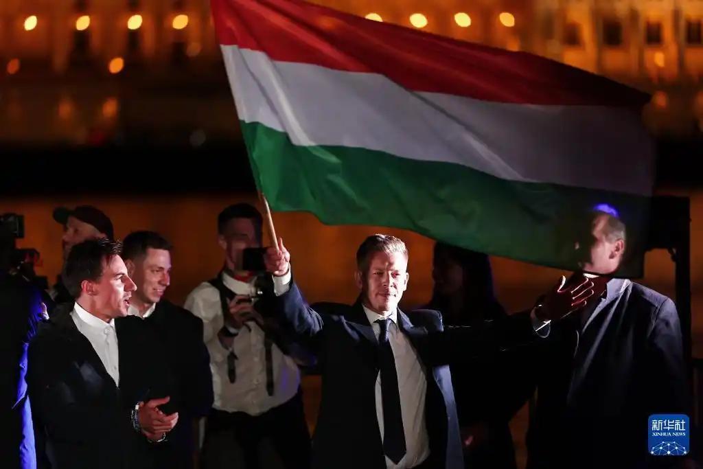 中国外交部正式宣布了，

4月13号，匈牙利总理欧尔班在12号的国会选举中正式承