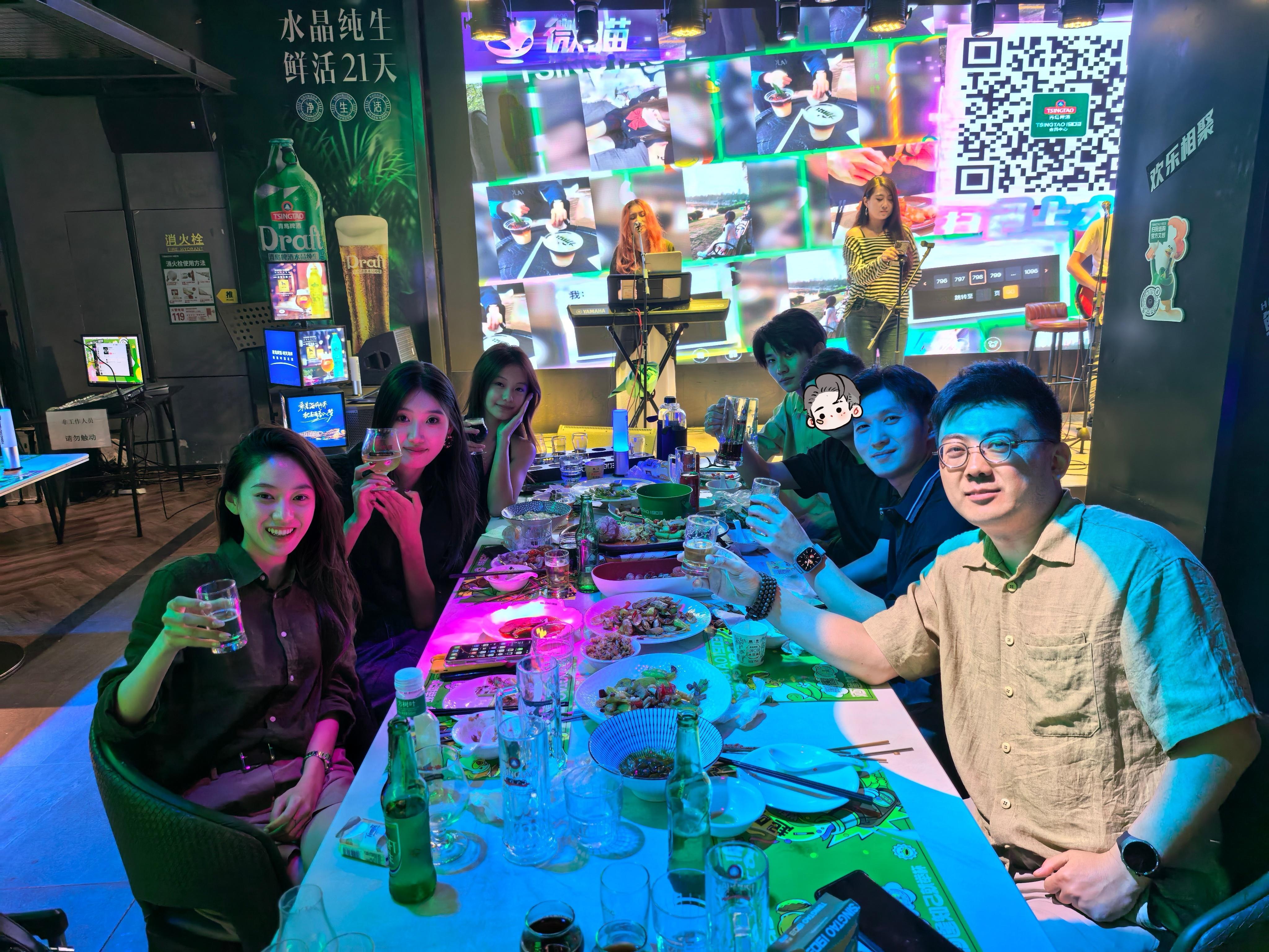 青岛啤酒哈上了小海鲜吃上了[收到]终于和面基上了，咱就是说青岛千玺和他的法拉利确