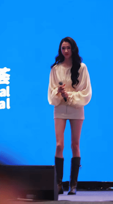 音乐一响，关晓彤被一群伴舞包围的一瞬间，只有一个感受，女明星确实太突出了，一个人