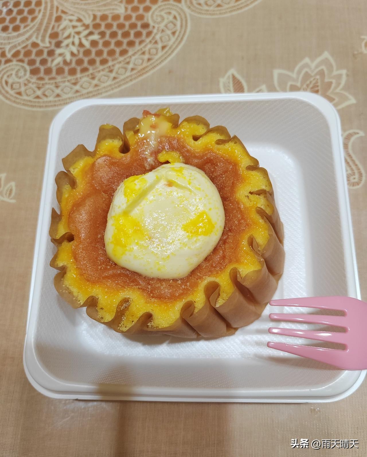 午休起来
来块杨枝甘露小蛋糕
再来一杯淡淡的红茶
杨枝甘露小蛋糕香甜软糯
芒果清