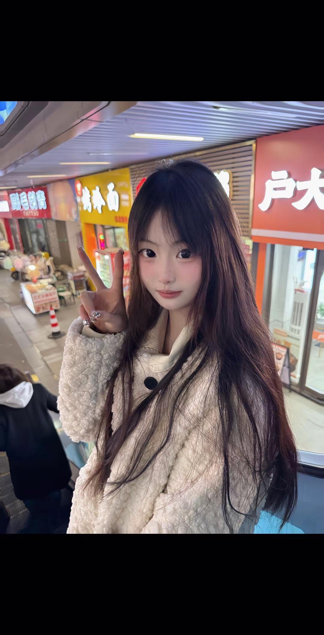 迷人的笑脸吸引视线