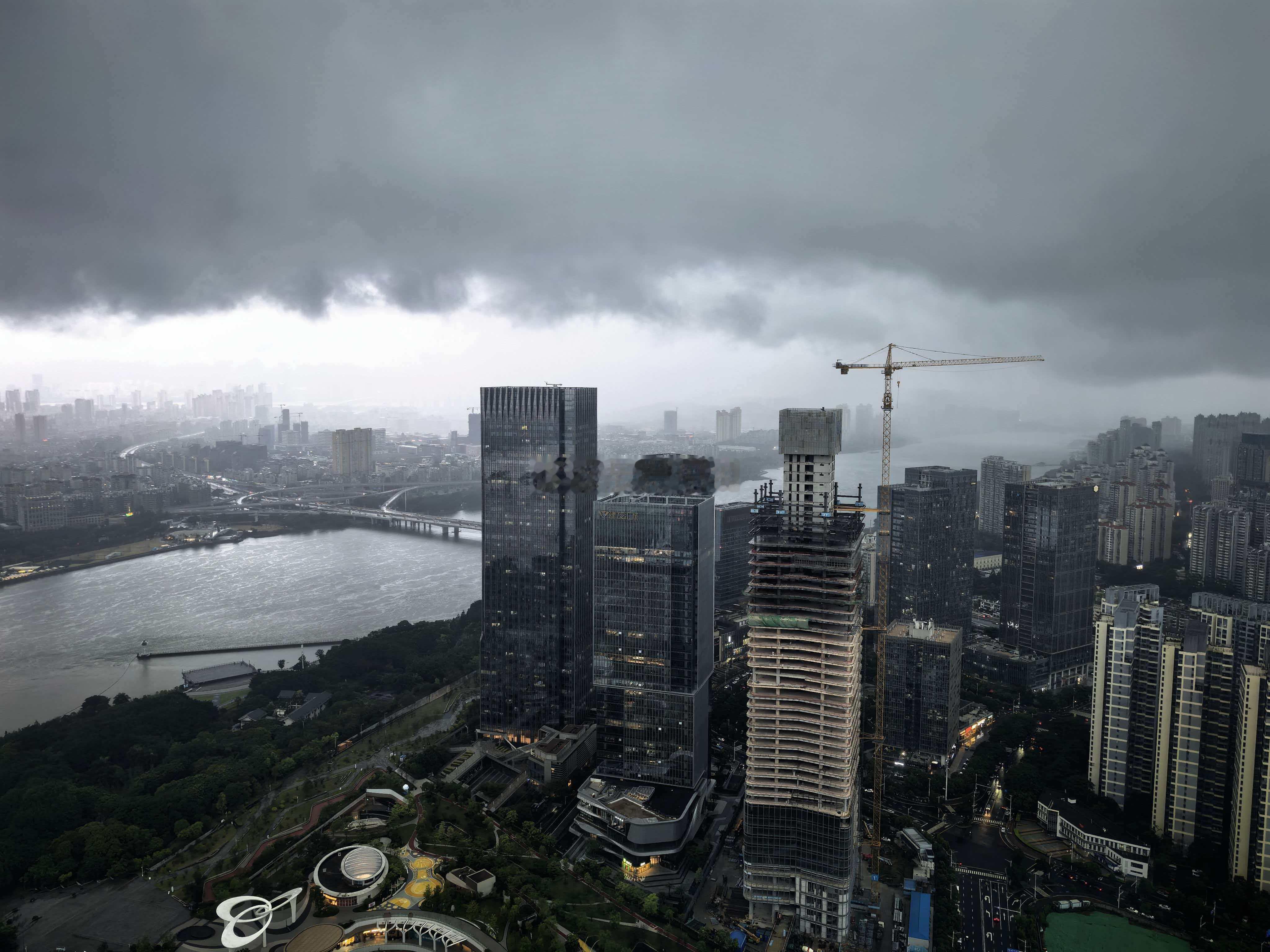 临近下班时间 福州城区免不了一场暴雨
