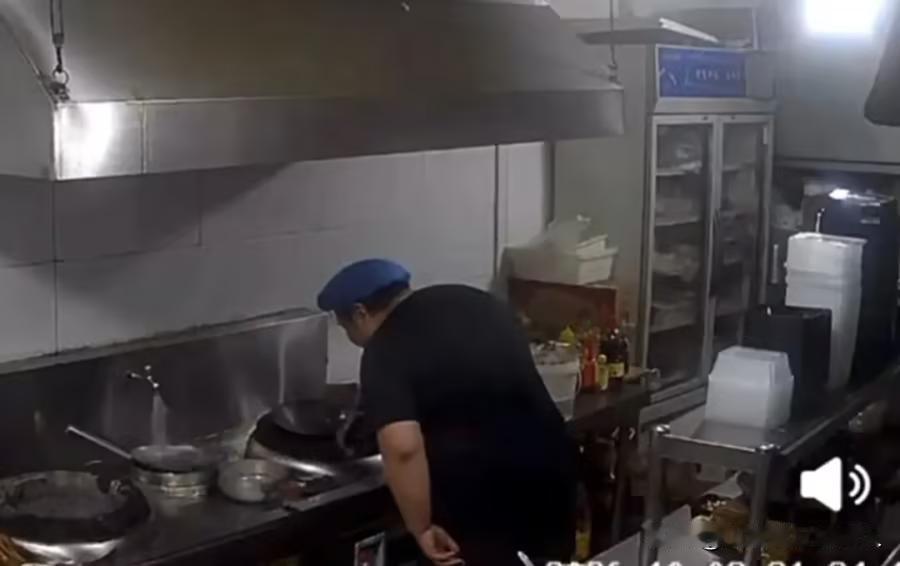 烧烤店厨师被曝向锅内吐漱口水！官方通报来了，网友直呼看吐
近日，西安一家烧烤店后