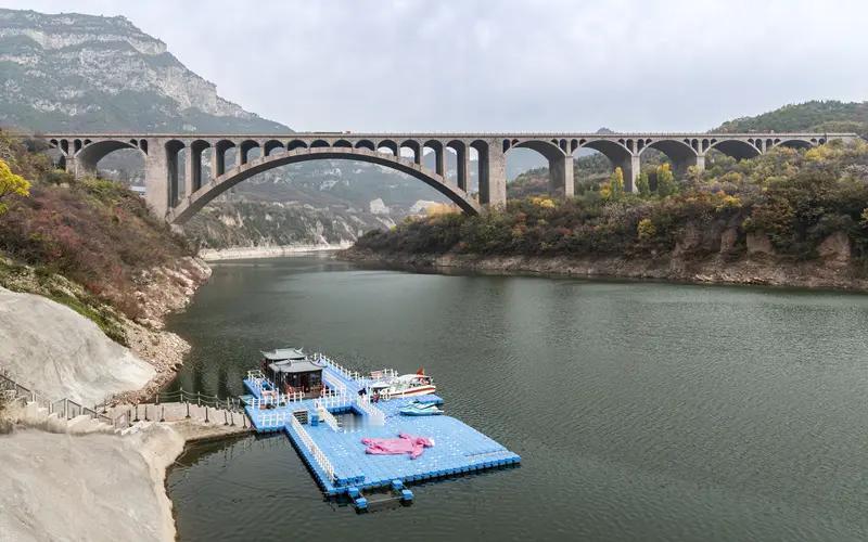 深夜聚餐散场后失联！山西体育老师坠桥身亡，校长、副校长被免，教育局多人受处分
这