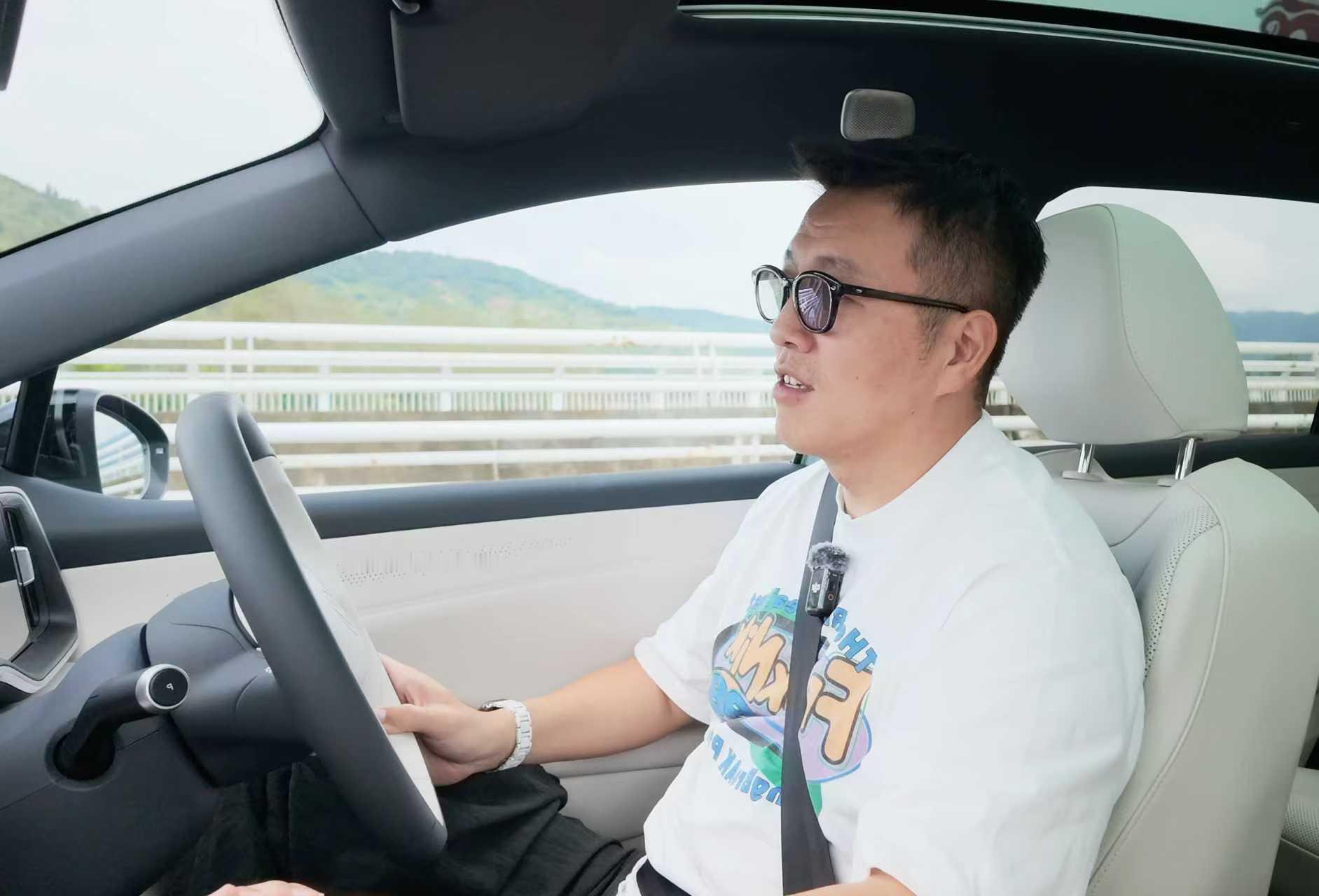 一汽大众听劝T6智能化直接第一梯队刚试驾过，热乎的感受，酷睿程的HS8，实际体验