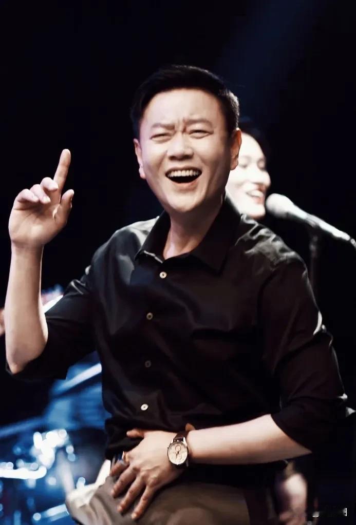 冯嘉怡随随便便的一次尬跳，跳出了经典，那魔性的舞姿，放肆的痞笑，这是很多人都模仿